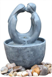 China Inneneinrichtungs-Betonwerkstein-Brunnen-kleine abstrakte Zahl nackter Paar-Wasser-Brunnen fournisseur